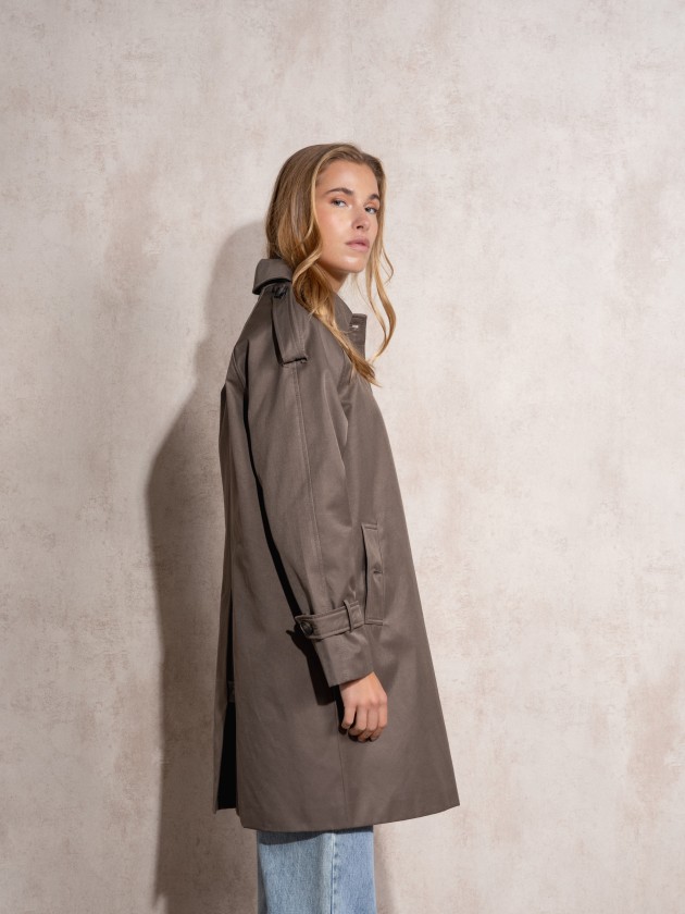 Gabardina com botes tartaruga