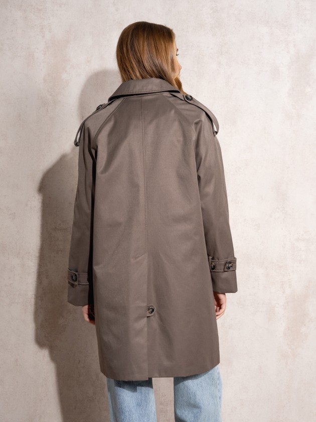 Gabardina com botes tartaruga