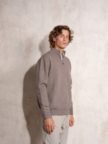Knitted sweater with zipper