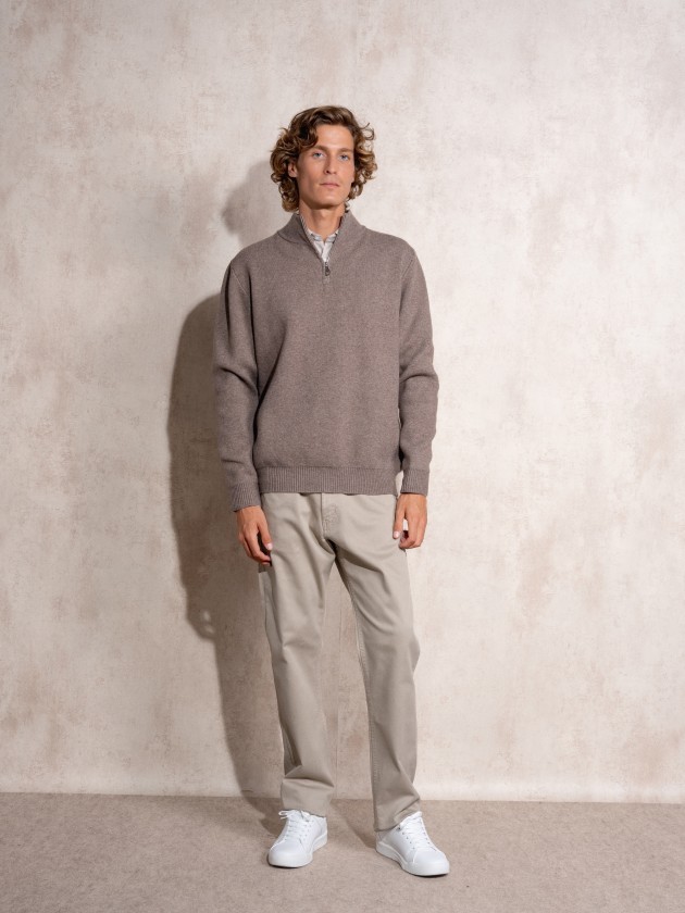 Knitted sweater with zipper