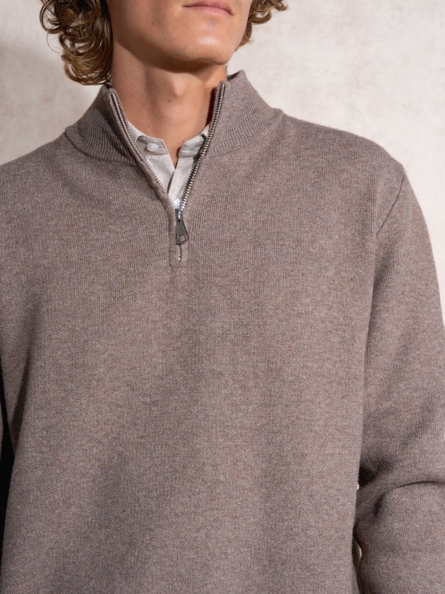 Knitted sweater with zipper