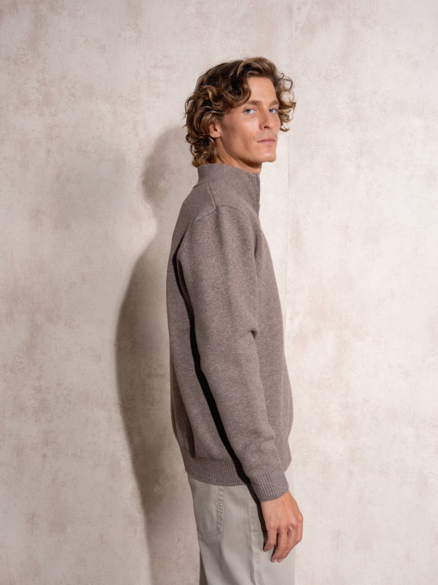 Knitted sweater with zipper