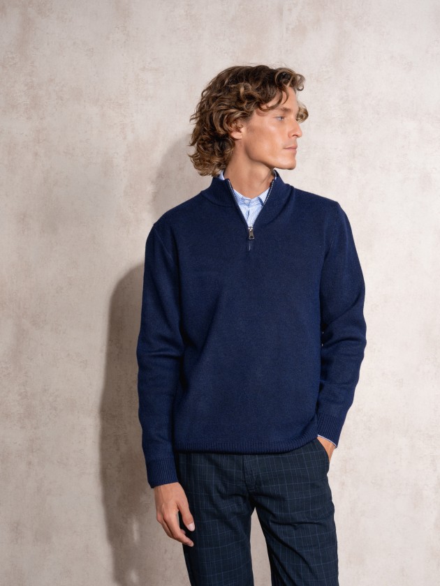 Knitted sweater with zipper