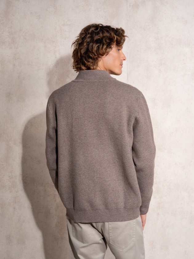 Knitted sweater with zipper