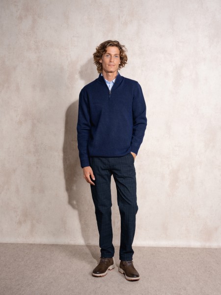 Knitted sweater with zipper