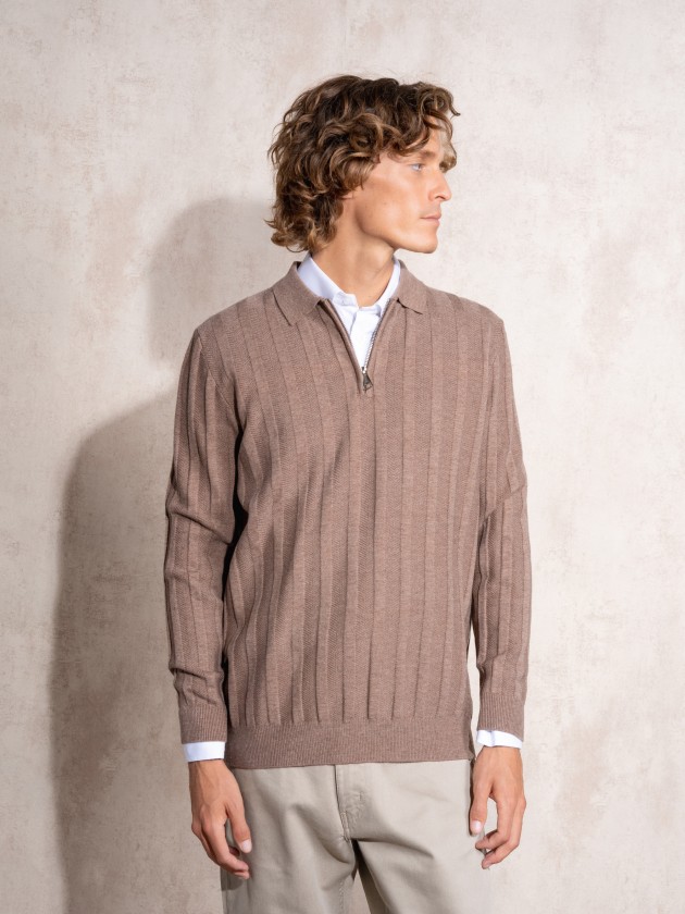Knitted sweater with zipper