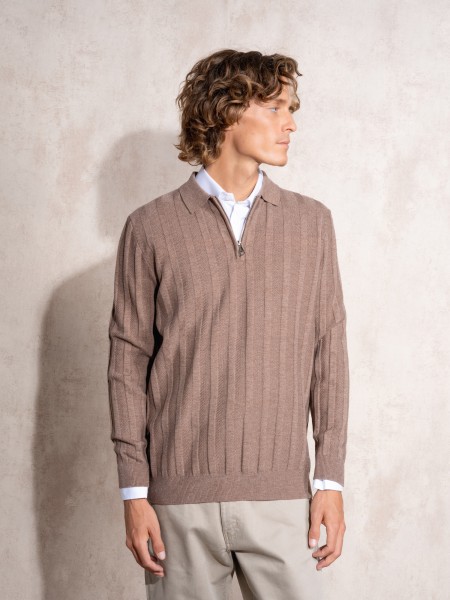 Knitted sweater with zipper