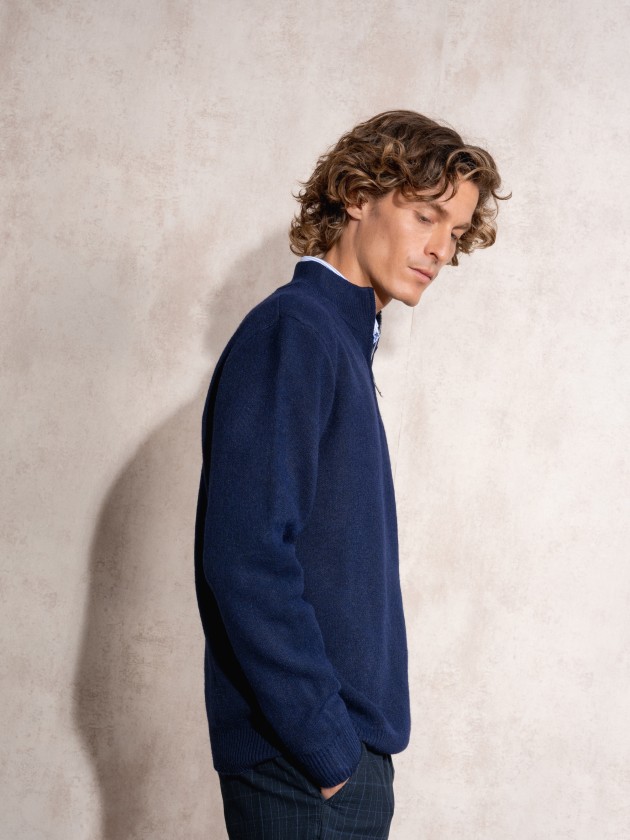 Knitted sweater with zipper