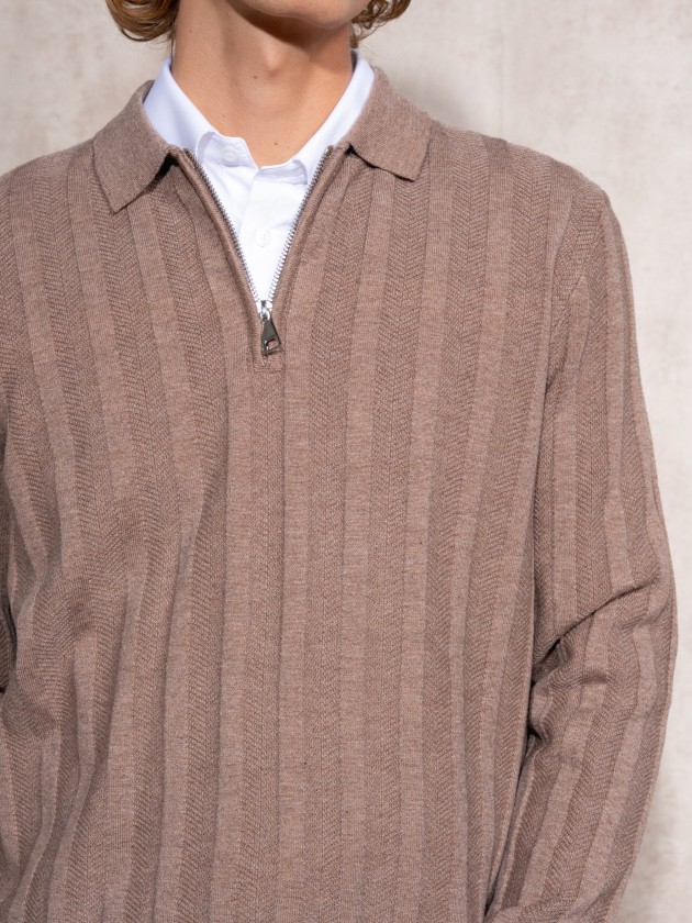 Knitted sweater with zipper