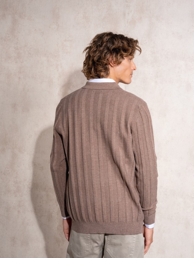 Knitted sweater with zipper