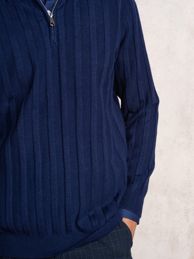 Knitted sweater with zipper