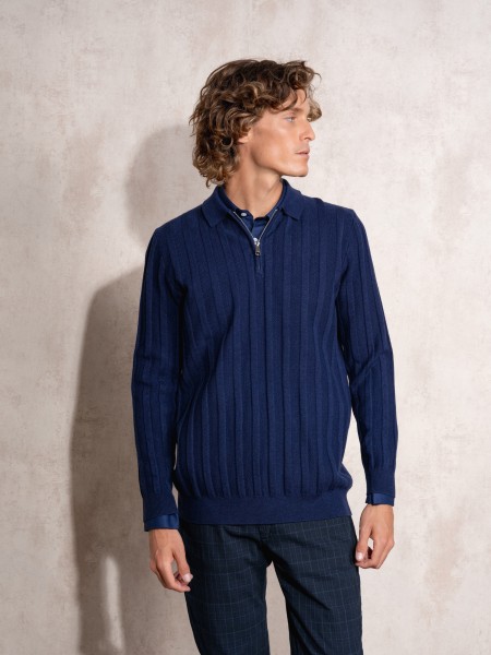 Knitted sweater with zipper