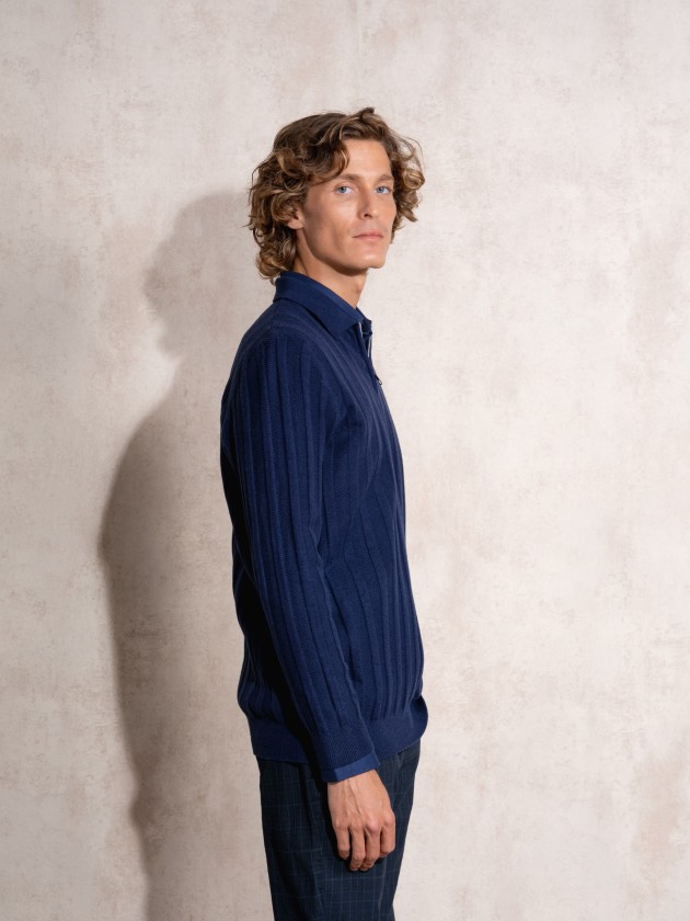 Knitted sweater with zipper