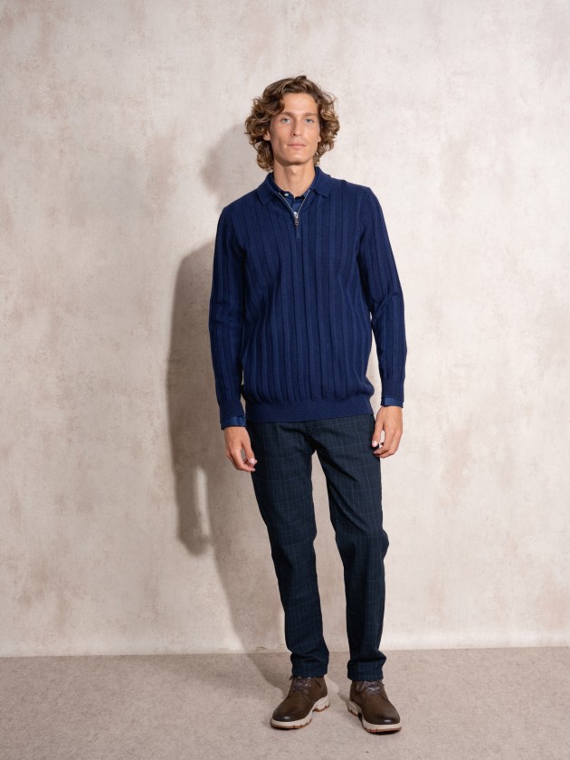Knitted sweater with zipper