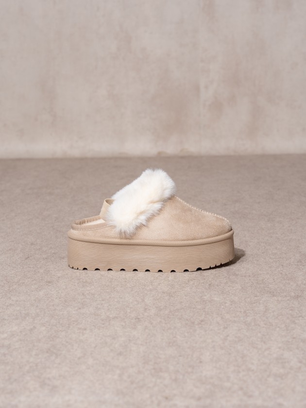 Platform slipper with fur
