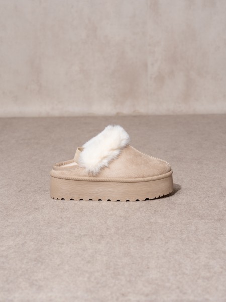 Platform slipper with fur