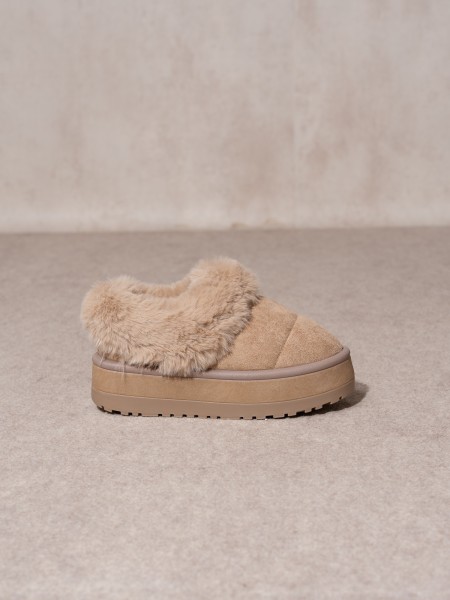 Platform boots with fur