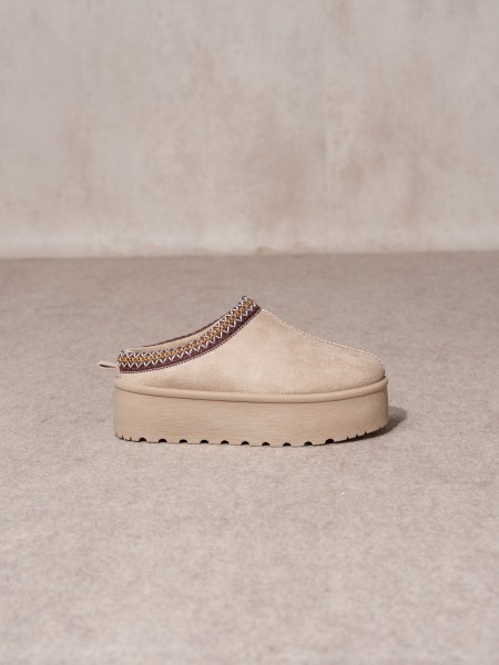 Contrast platform clogs