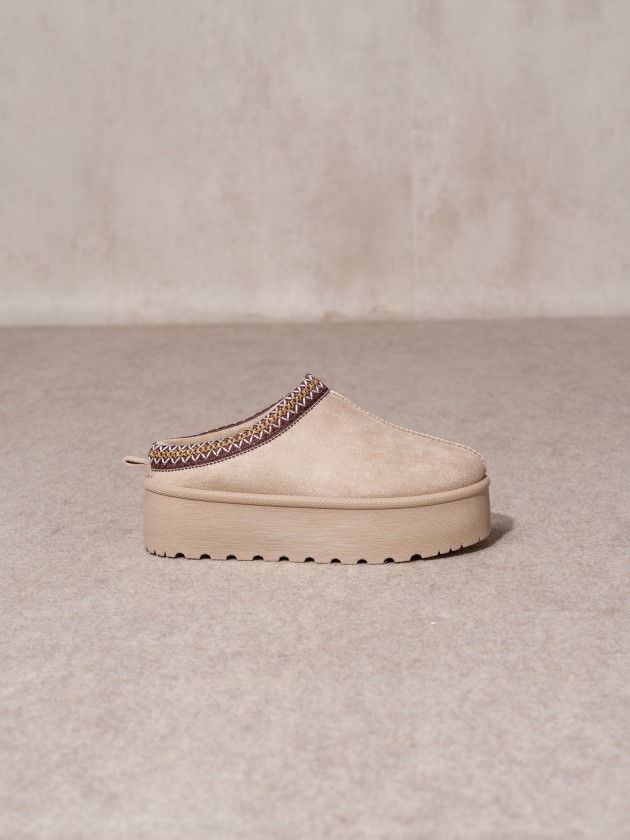 Contrast platform clogs