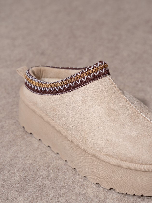 Contrast platform clogs