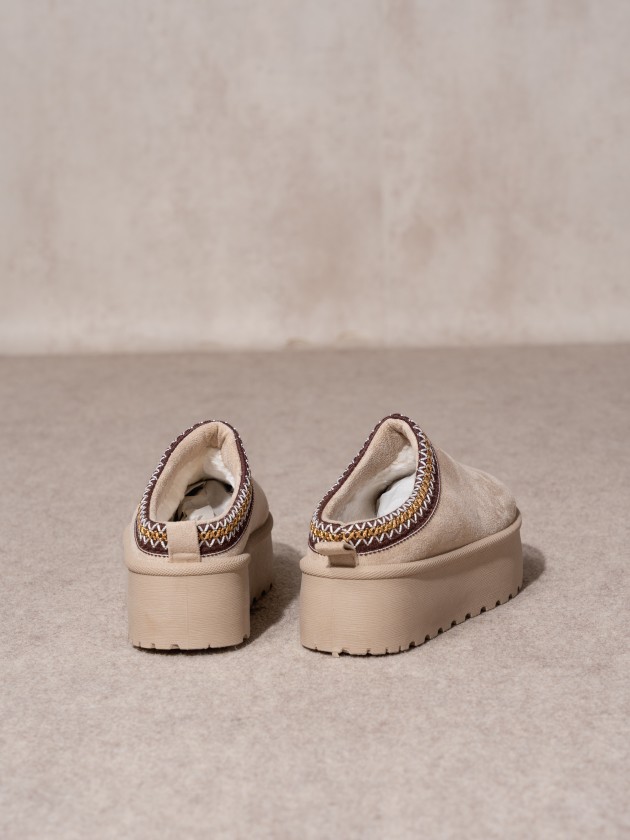 Contrast platform clogs