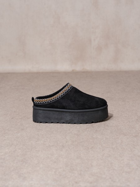Contrast platform clogs