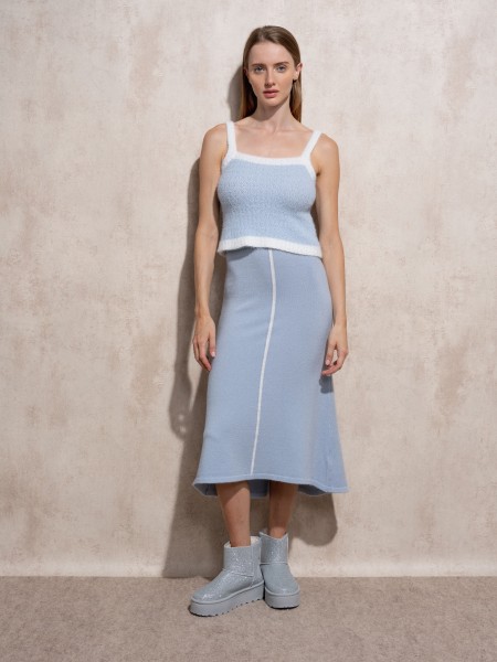 Short knit top in contrasting colors
