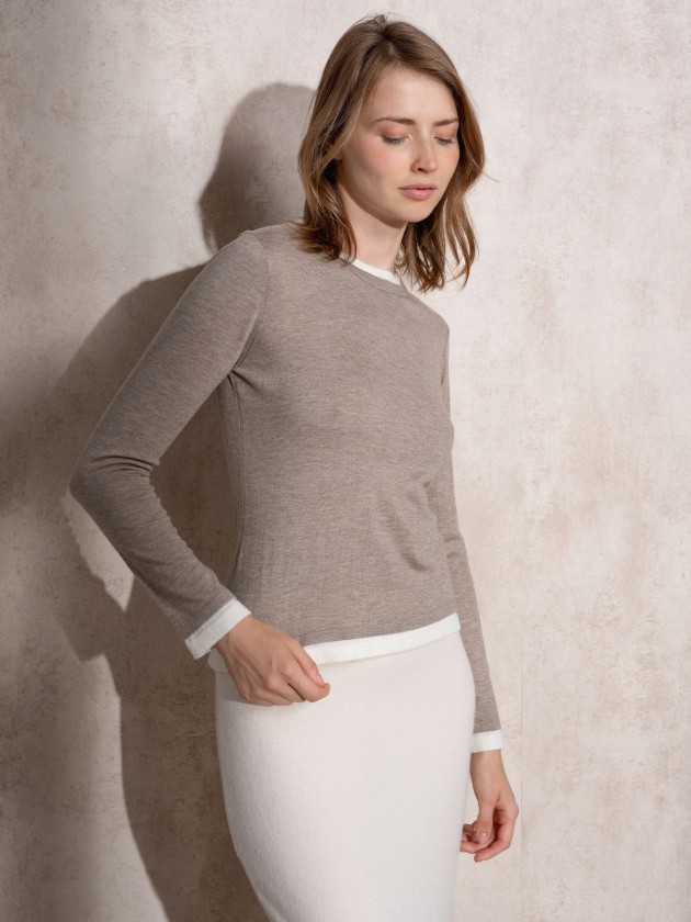 Round neck knitted sweater