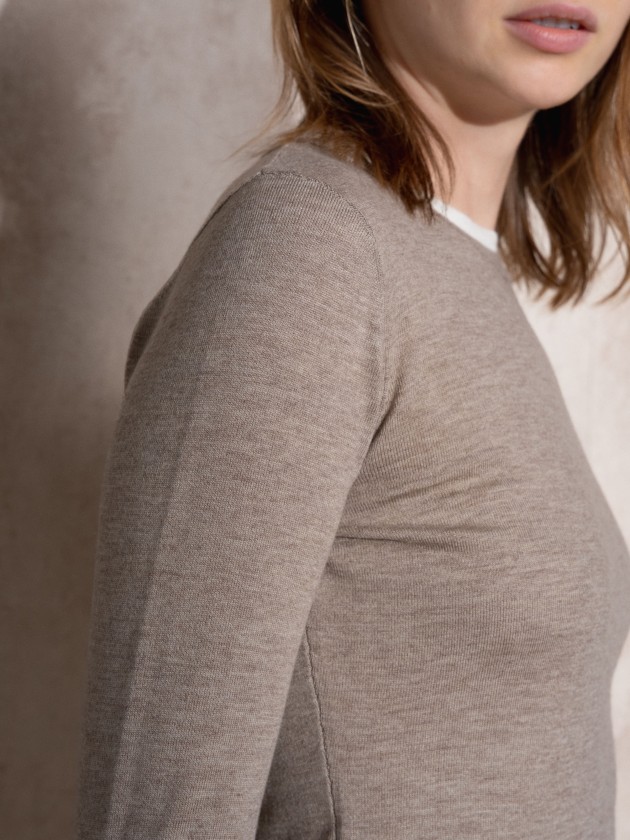 Round neck knitted sweater