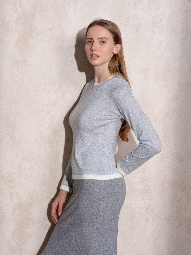 Round neck knitted sweater