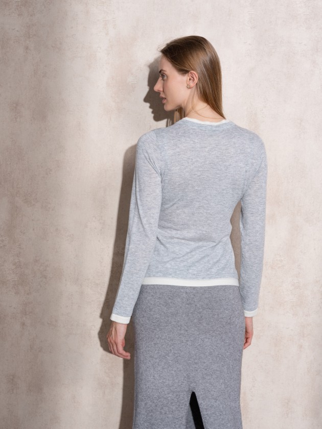 Round neck knitted sweater