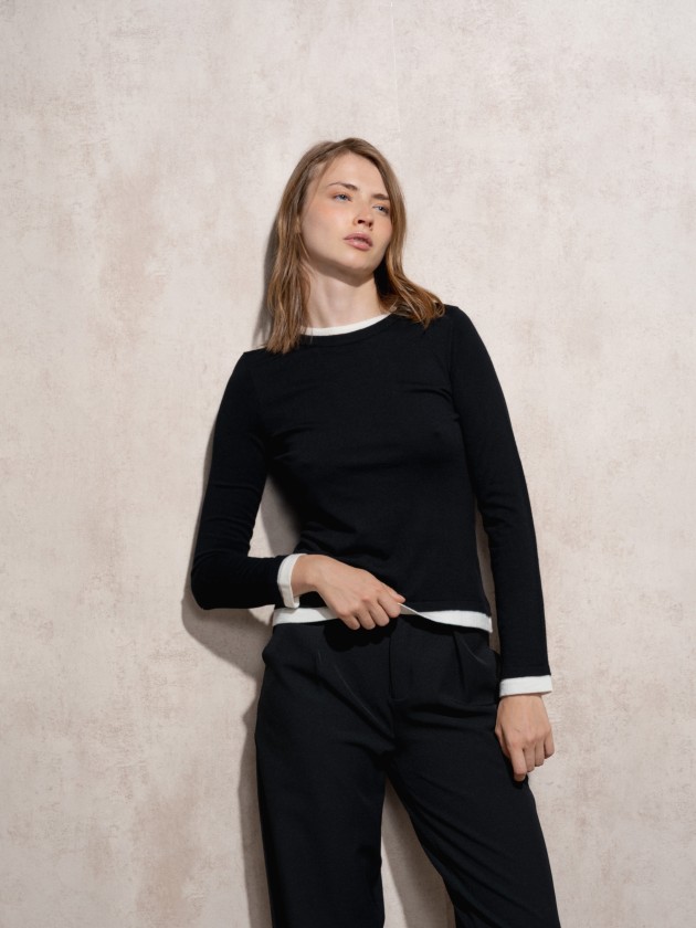Round neck knitted sweater
