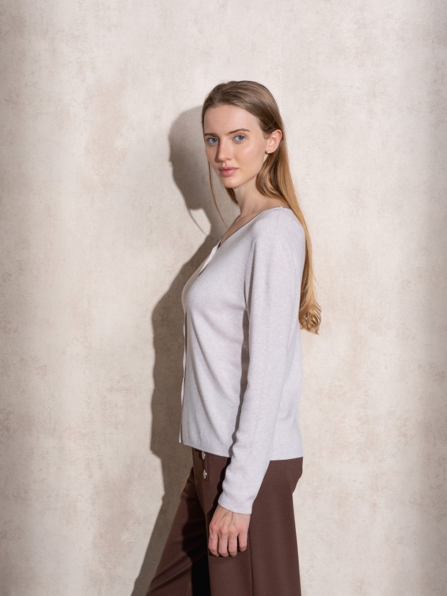 Knitted sweater with sparkles