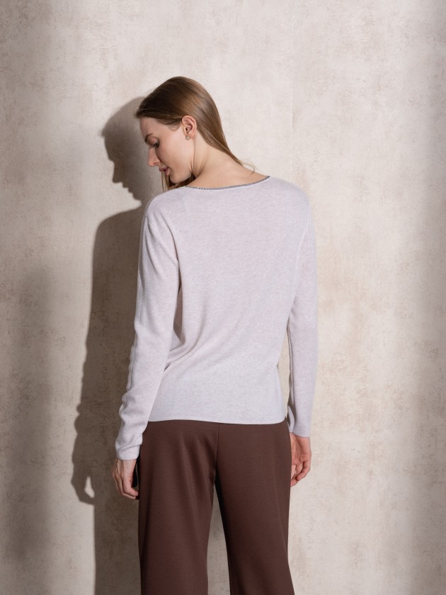 Knitted sweater with sparkles