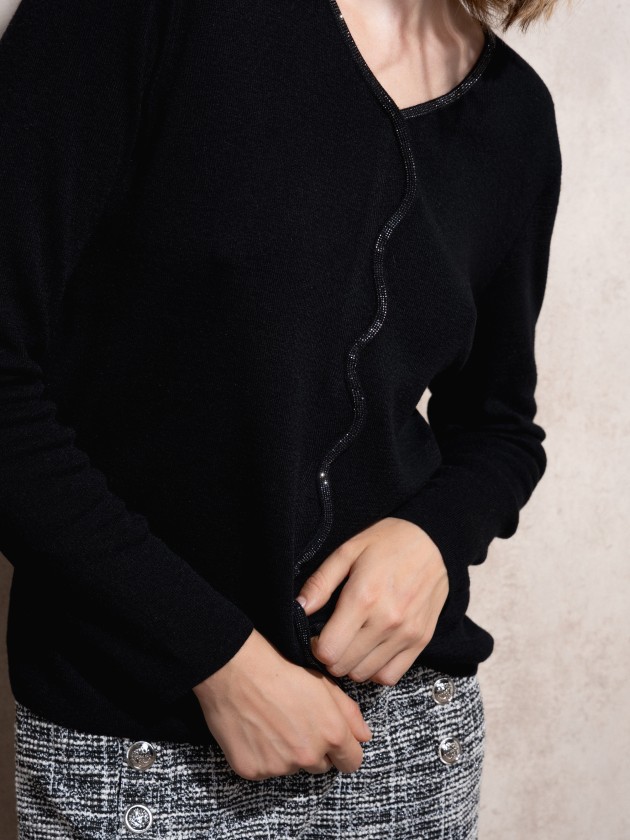 Knitted sweater with sparkles