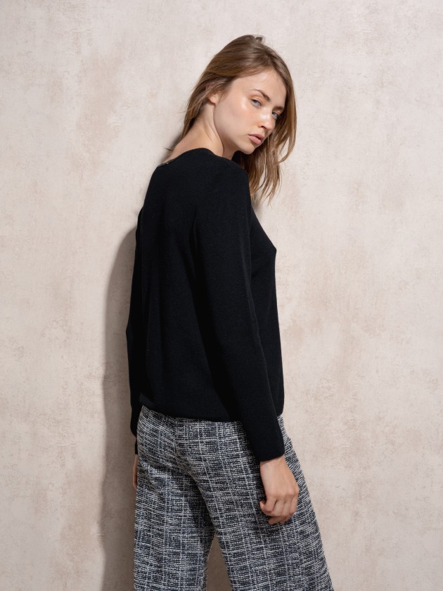 Knitted sweater with sparkles