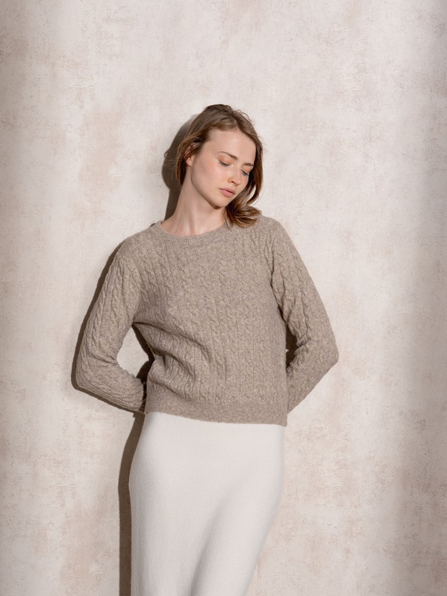 Round neck knitted sweater
