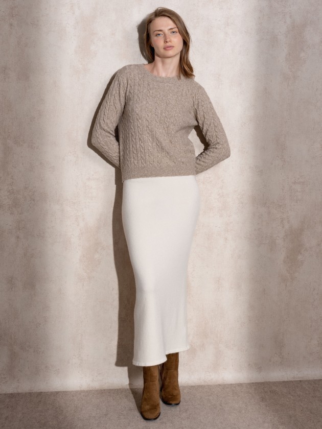 Round neck knitted sweater