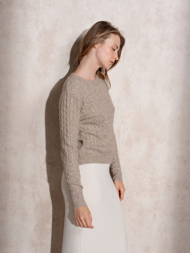 Round neck knitted sweater