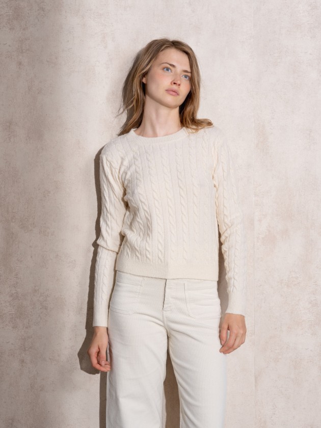Round neck knitted sweater