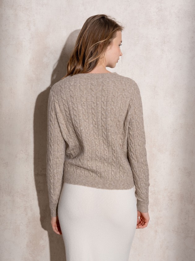 Round neck knitted sweater
