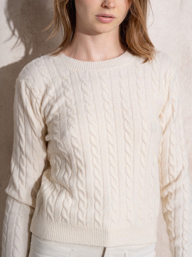 Round neck knitted sweater
