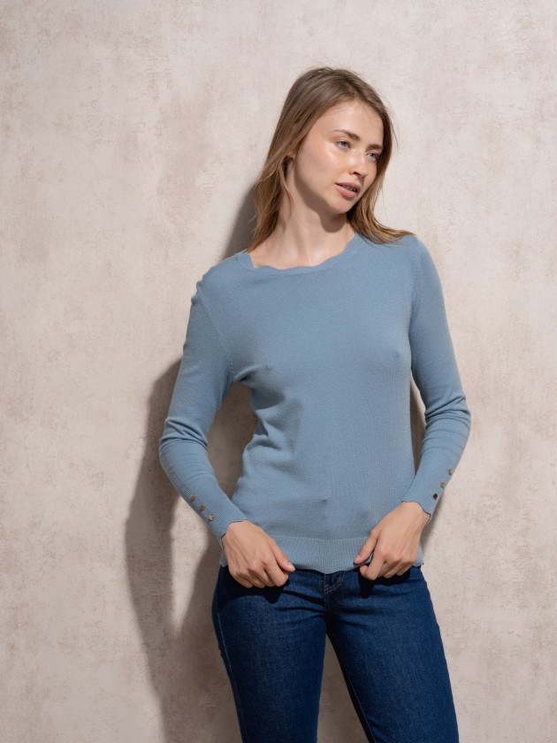 Camisola de malha com decote redondo e botes dourados