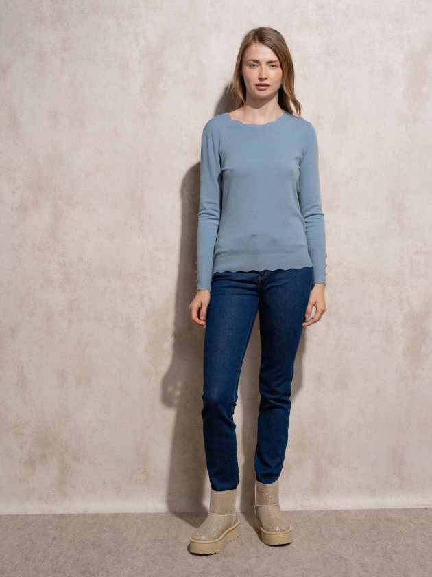 Camisola de malha com decote redondo e botes dourados