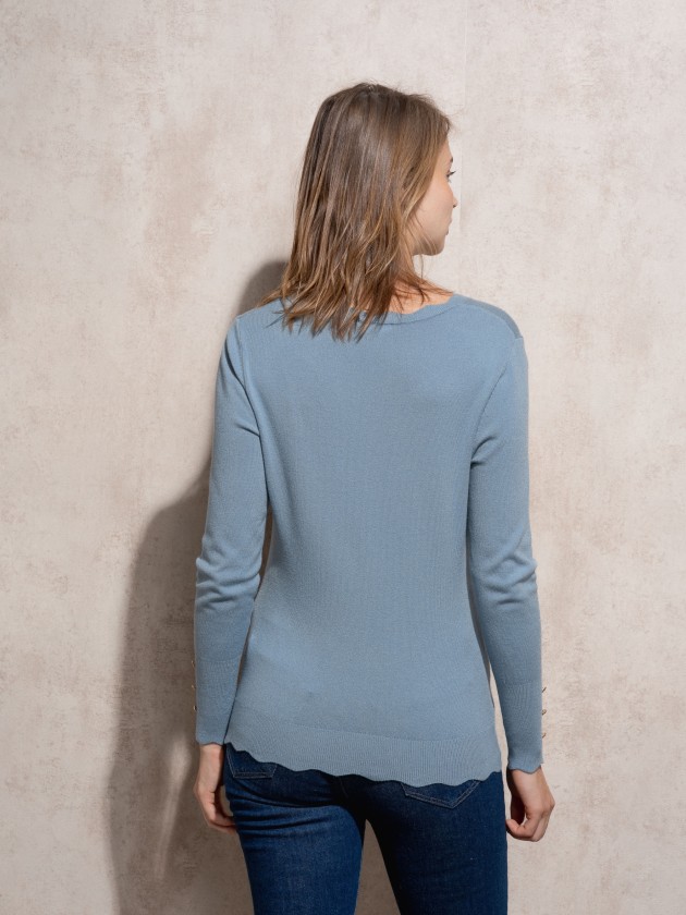 Camisola de malha com decote redondo e botes dourados