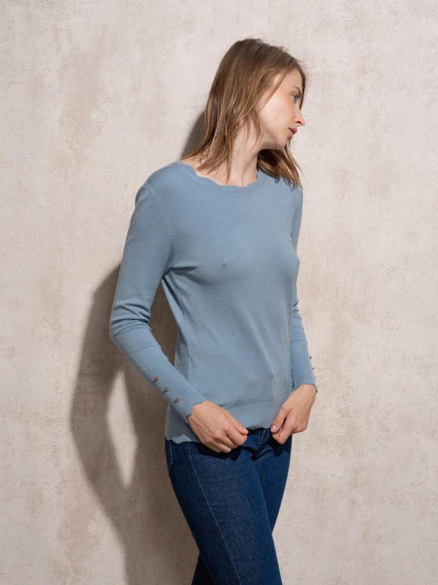 Camisola de malha com decote redondo e botes dourados