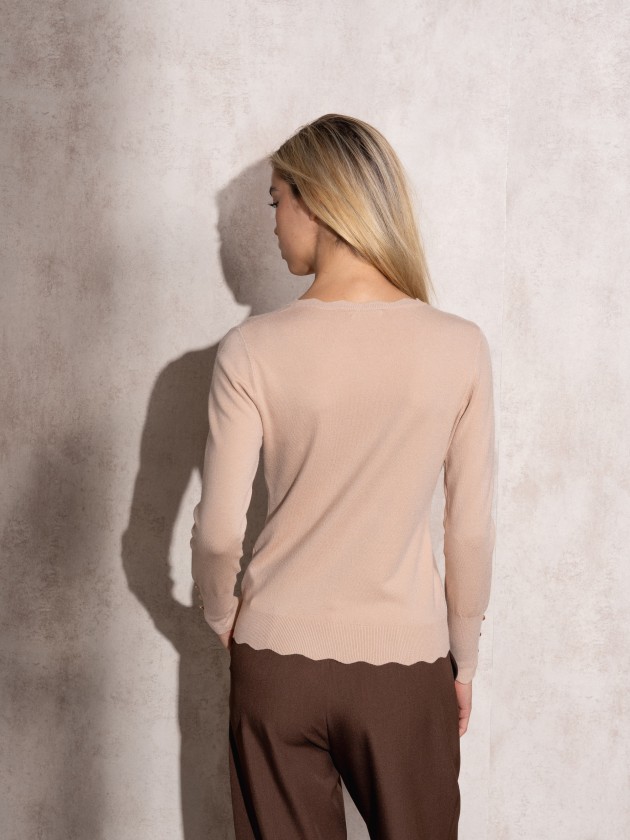 Camisola de malha com decote redondo e botes dourados