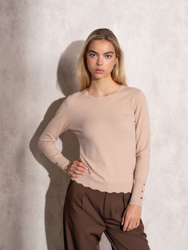 Camisola de malha com decote redondo e botes dourados