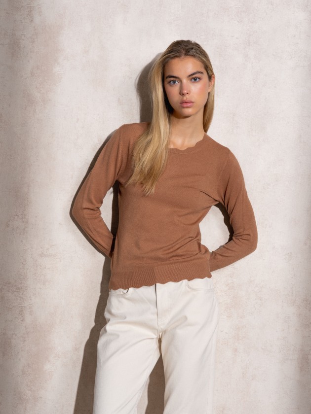 Camisola de malha com decote redondo e botes dourados