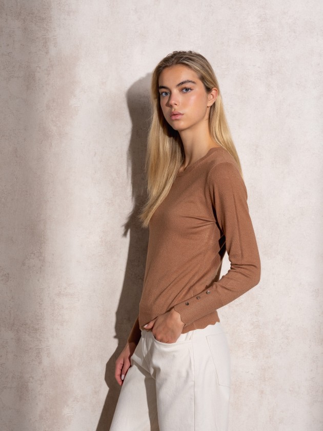 Camisola de malha com decote redondo e botes dourados